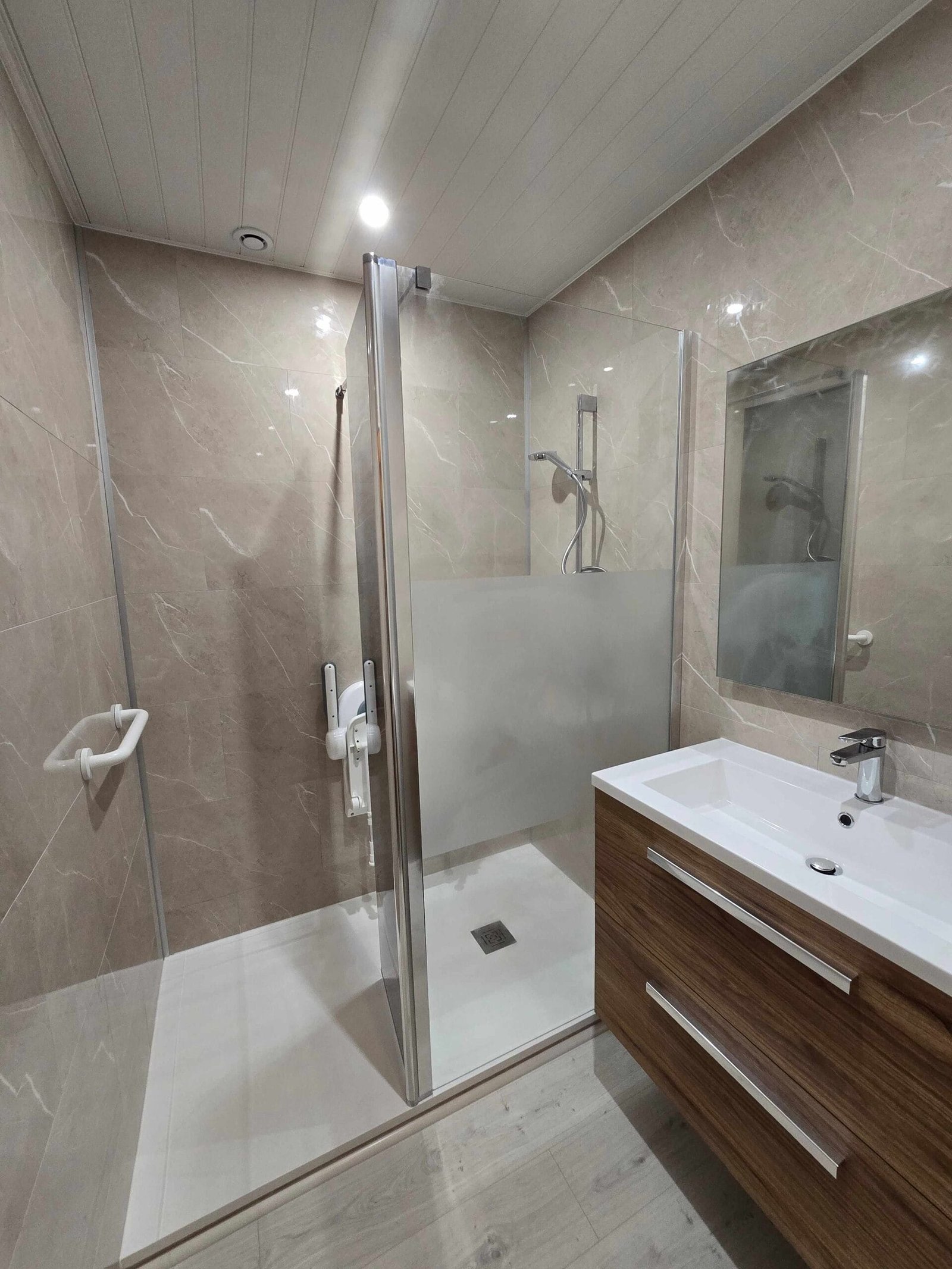 Salle de bain sécurisée serenika limoges1 Salle de bain sécurisée serenika limoges